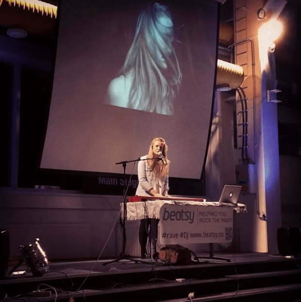 Anni performs. Photo by @sferik